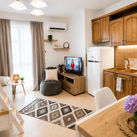 Apartment Compact With Sunset View - Sleeps 3 Tirana
