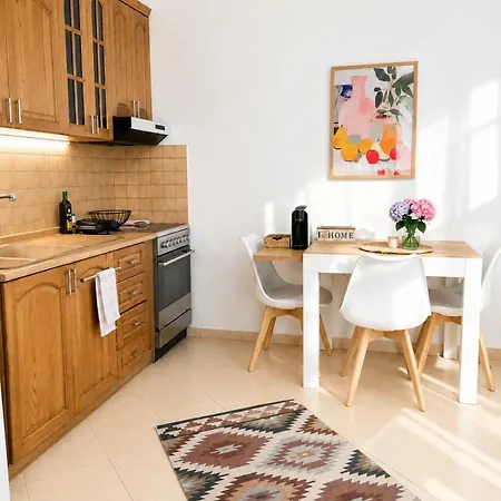 Compact With Sunset View - Sleeps 3 Appartement Tirana