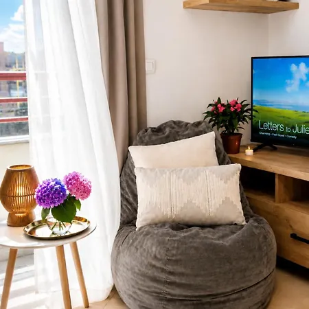 Apartment Compact With Sunset View - Sleeps 3 *